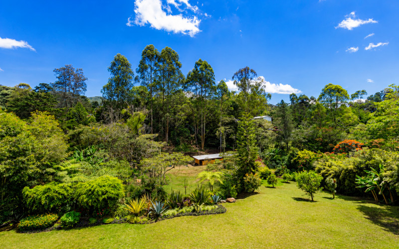 Contemporary Luxury Estate on 6,400 m² Near Llanogrande & Medellín Airport