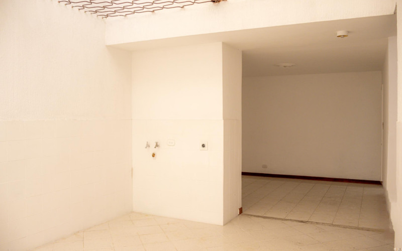 Development Opportunity: 383 sqm Property One Block from "La 70," Laureles.