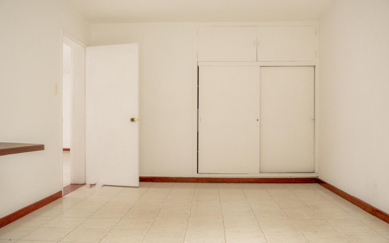 Development Opportunity: 383 sqm Property One Block from "La 70," Laureles.