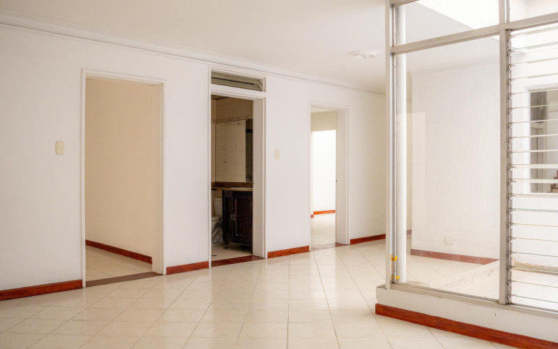 Development Opportunity: 383 sqm Property One Block from "La 70," Laureles.