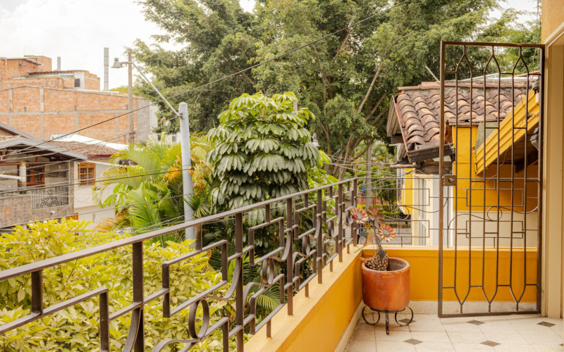 Development Opportunity: 383 sqm Property One Block from "La 70," Laureles.
