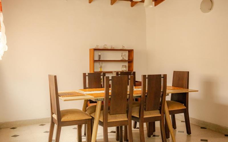 Development Opportunity: 383 sqm Property One Block from "La 70," Laureles.
