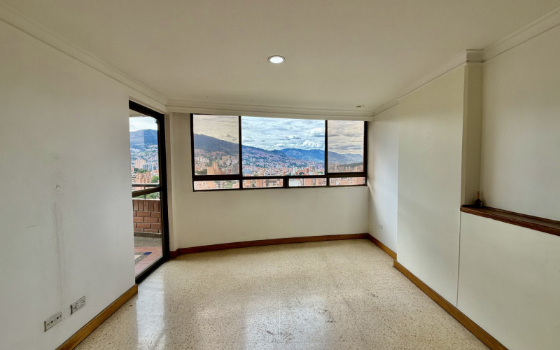 Penthouse Apartment For Sale with Great Potential | La Castellana, Medellín