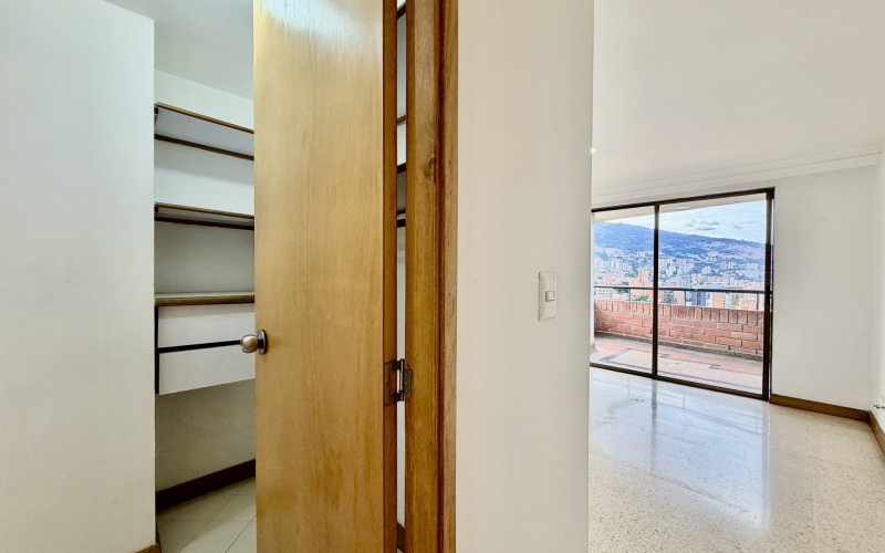 Penthouse Apartment For Sale with Great Potential | La Castellana, Medellín
