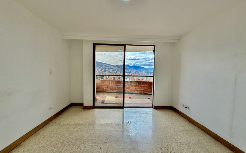 Penthouse Apartment For Sale with Great Potential | La Castellana, Medellín