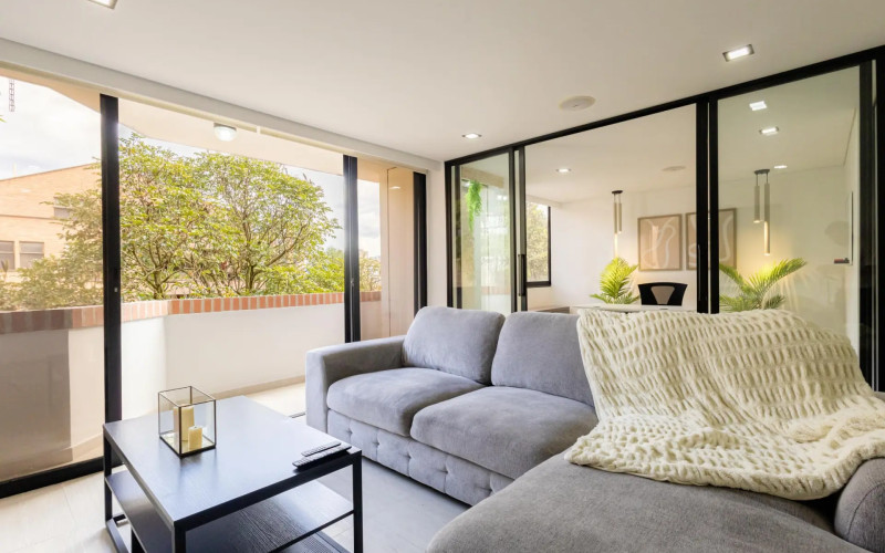 Modernized Apartment with Study in El Poblado | Spacious Layout
