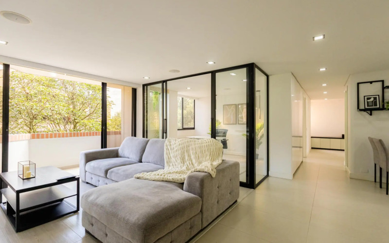 Modernized Apartment with Study in El Poblado | Spacious Layout