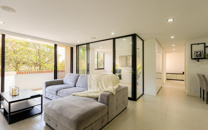 Modernized Apartment with Study in El Poblado | Spacious Layout