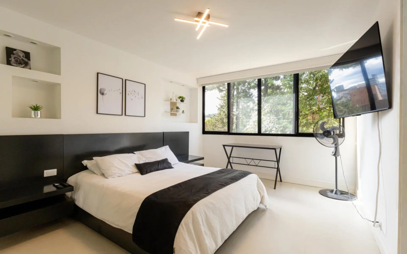 Modernized Apartment with Study in El Poblado | Spacious Layout
