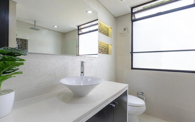 Modernized Apartment with Study in El Poblado | Spacious Layout