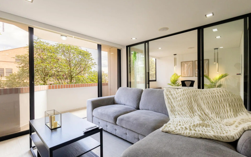 Modernized Apartment with Study in El Poblado | Spacious Layout