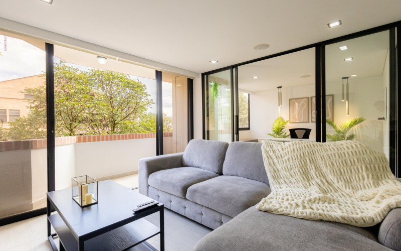 Modernized Apartment with Study in El Poblado | Spacious Layout
