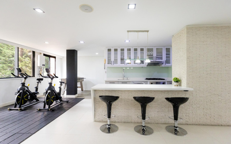 Modernized Apartment with Study in El Poblado | Spacious Layout
