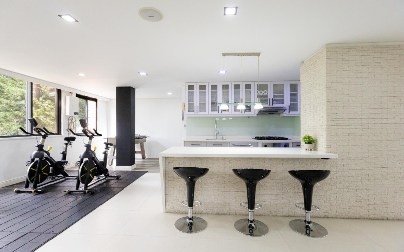 Modernized Apartment with Study in El Poblado | Spacious Layout