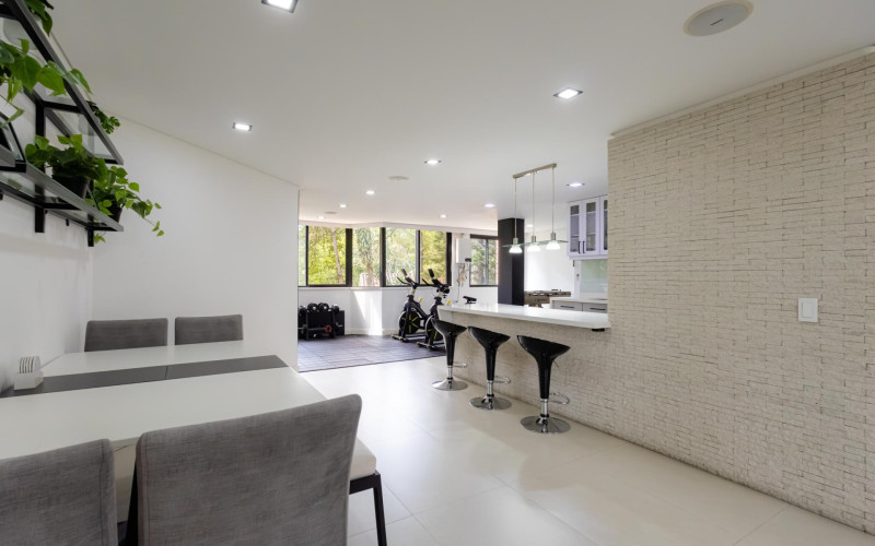Modernized Apartment with Study in El Poblado | Spacious Layout