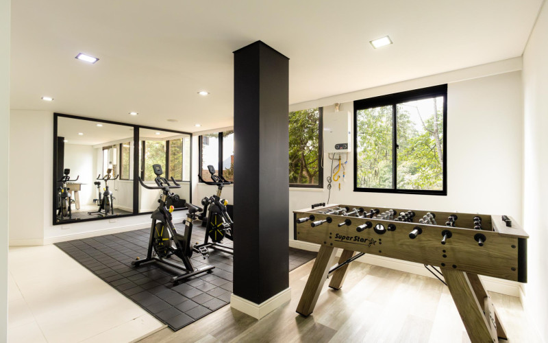 Modernized Apartment with Study in El Poblado | Spacious Layout