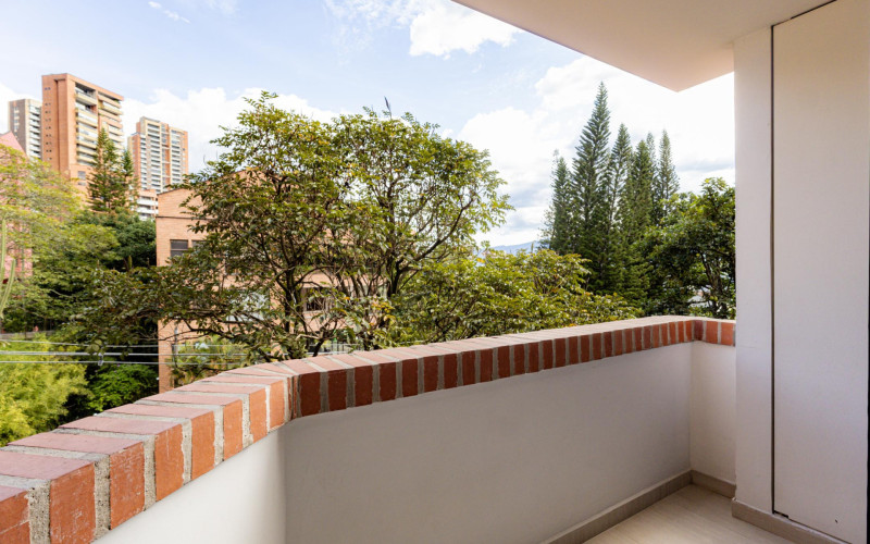 Modernized Apartment with Study in El Poblado | Spacious Layout