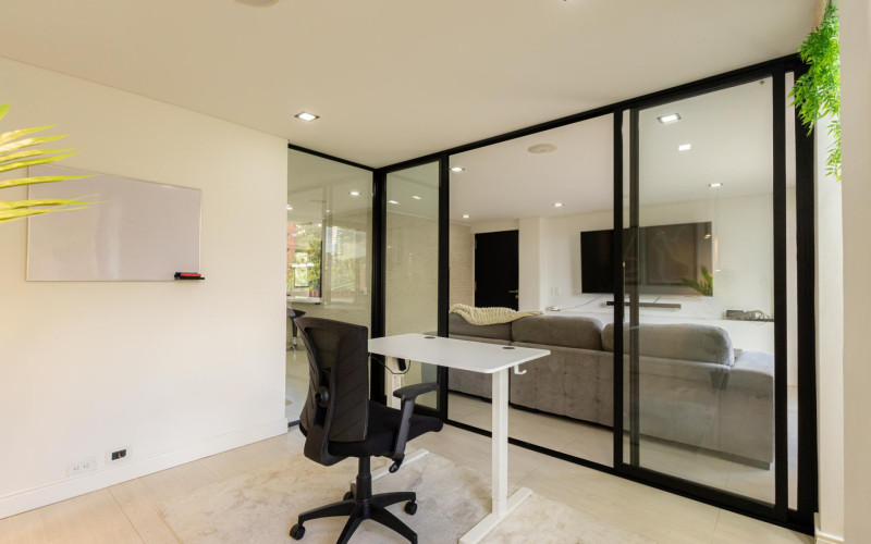 Modernized Apartment with Study in El Poblado | Spacious Layout