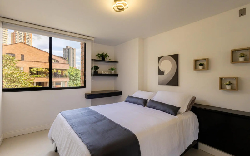 Modernized Apartment with Study in El Poblado | Spacious Layout