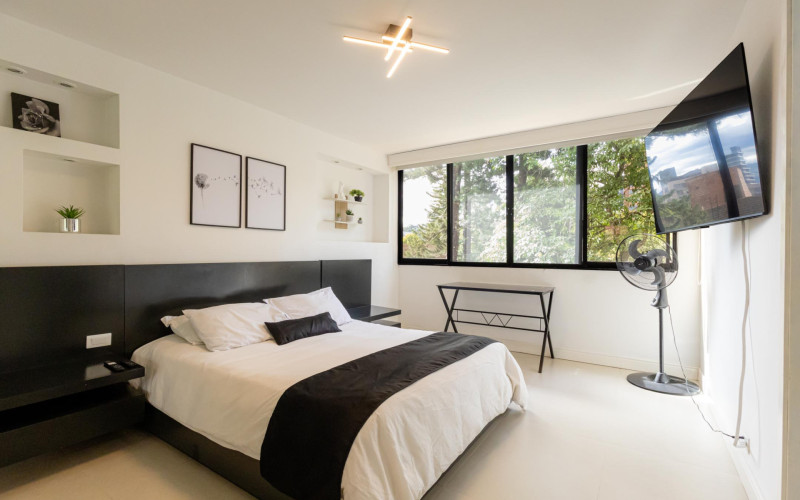 Modernized Apartment with Study in El Poblado | Spacious Layout