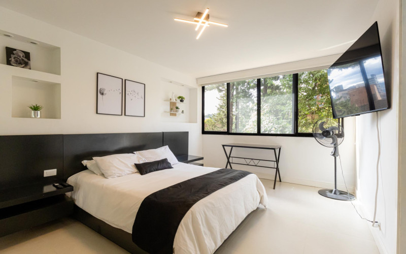 Modernized Apartment with Study in El Poblado | Spacious Layout