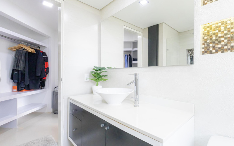Modernized Apartment with Study in El Poblado | Spacious Layout