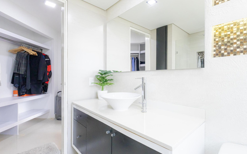 Modernized Apartment with Study in El Poblado | Spacious Layout