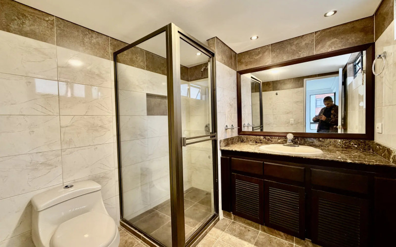 Apartment for Sale in Las Lomas, El Poblado | 143 sqm, 3 Bedrooms & Home Office