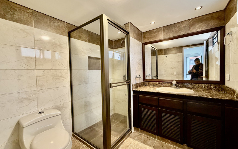 Apartment for Sale in Las Lomas, El Poblado | 143 sqm, 3 Bedrooms & Home Office