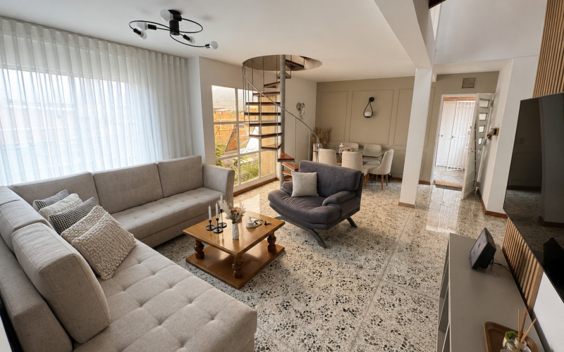 Duplex Sophistication in San Joaquín: Spacacious Living, Marble Floors & Private Terrace.