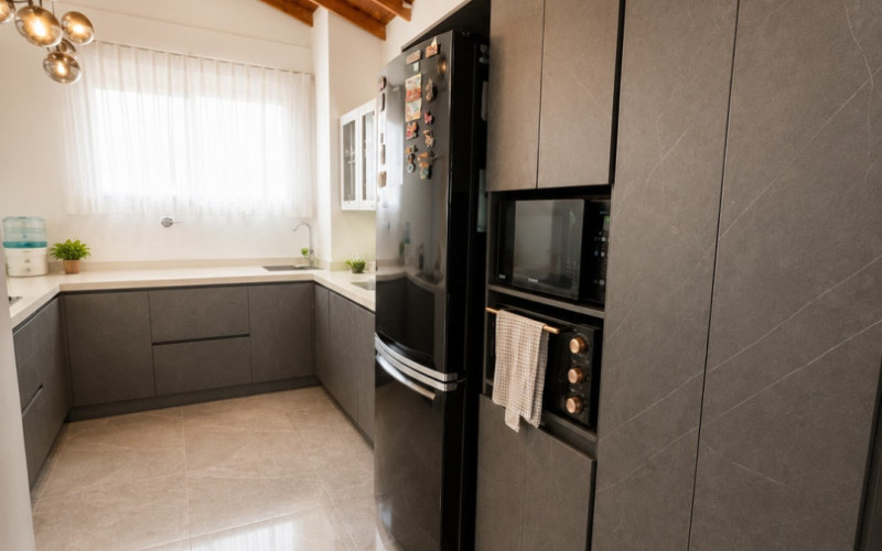 Duplex Sophistication in San Joaquín: Spacacious Living, Marble Floors & Private Terrace.