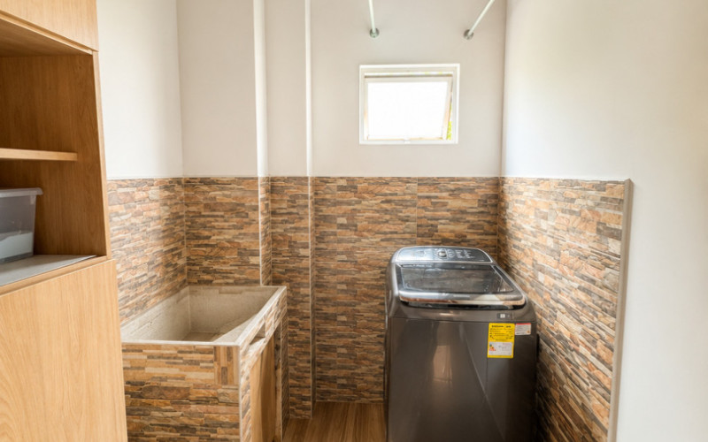Duplex Sophistication in San Joaquín: Spacacious Living, Marble Floors & Private Terrace.