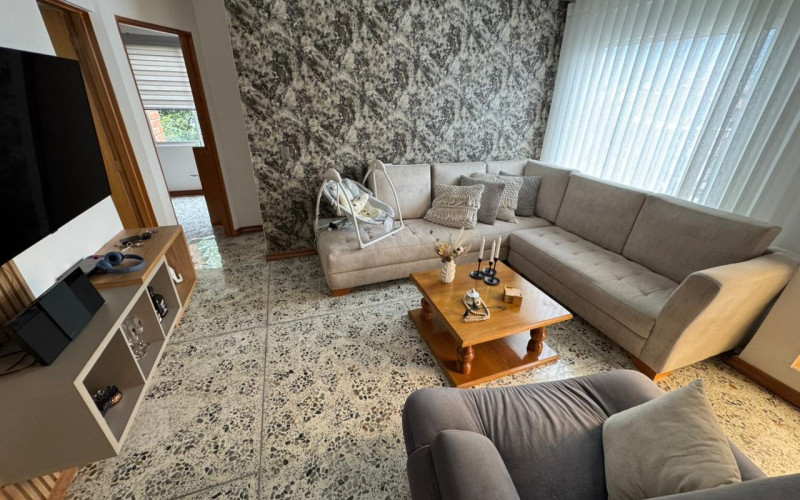 Duplex Sophistication in San Joaquín: Spacacious Living, Marble Floors & Private Terrace.