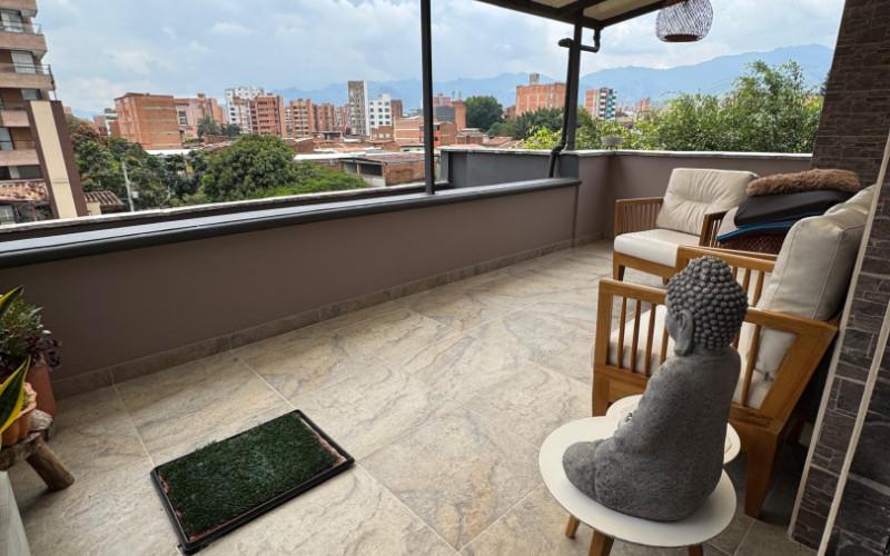Duplex Sophistication in San Joaquín: Spacacious Living, Marble Floors & Private Terrace.