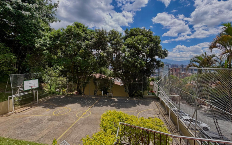 Casa en Envigado en Loma del Barro