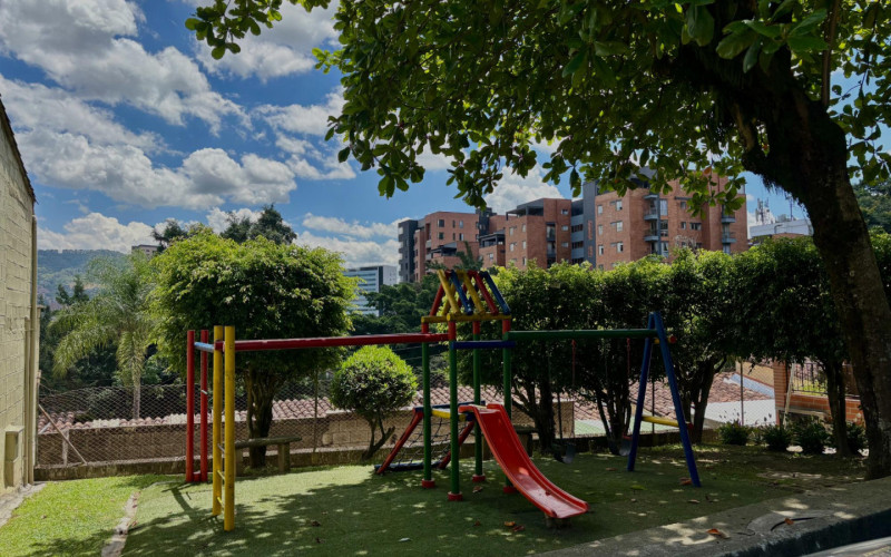 Casa en Envigado en Loma del Barro