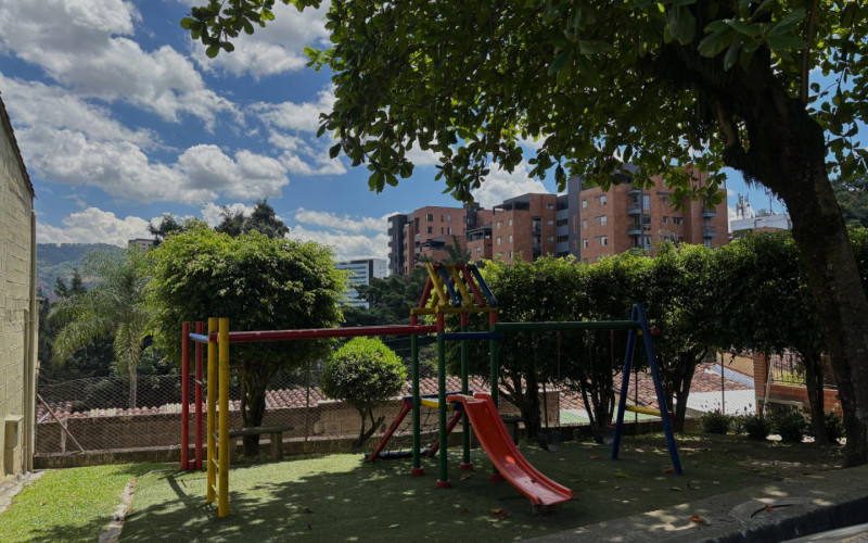 Casa en Envigado en Loma del Barro