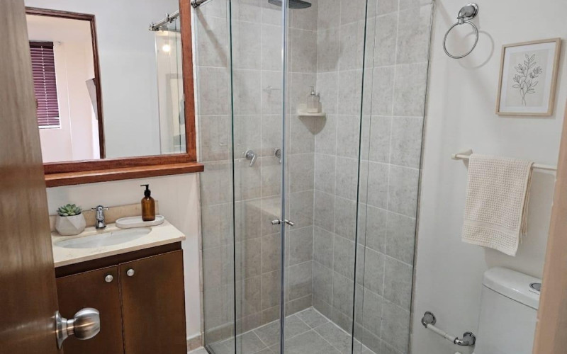 ¡Apartamento amoblado en Laureles con balcón y vista panorámica!  ARRIENDO $4.500.000 – ADMINISTRACIÓN INCLUIDA