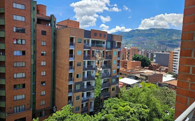 ¡Apartamento amoblado en Laureles con balcón y vista panorámica!  ARRIENDO $4.500.000 – ADMINISTRACIÓN INCLUIDA