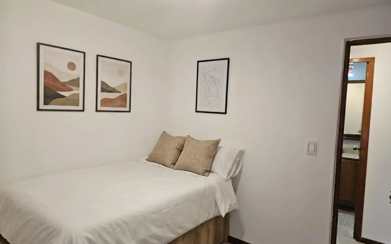 ¡Apartamento amoblado en Laureles con balcón y vista panorámica!  ARRIENDO $4.500.000 – ADMINISTRACIÓN INCLUIDA