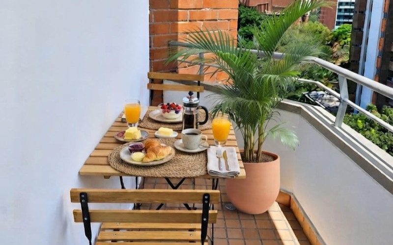 ¡Apartamento amoblado en Laureles con balcón y vista panorámica!  ARRIENDO $4.500.000 – ADMINISTRACIÓN INCLUIDA