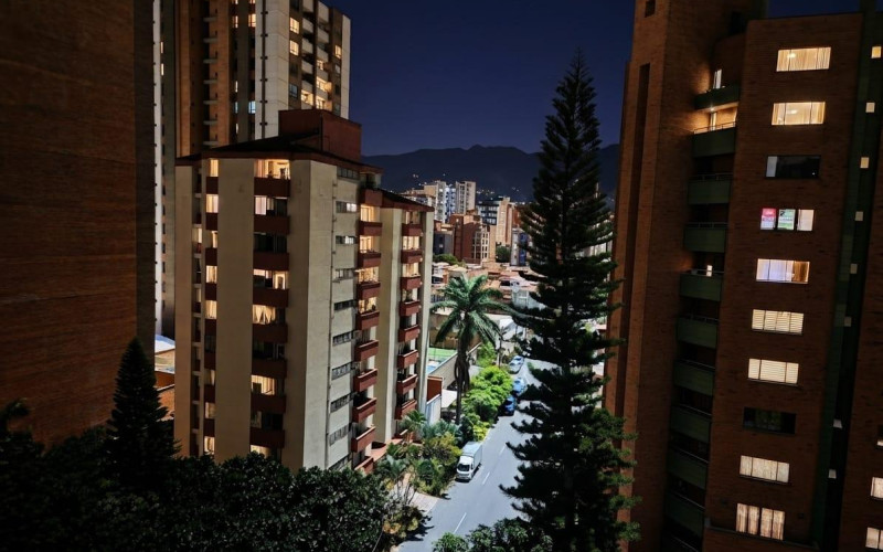 ¡Apartamento amoblado en Laureles con balcón y vista panorámica!  ARRIENDO $4.500.000 – ADMINISTRACIÓN INCLUIDA