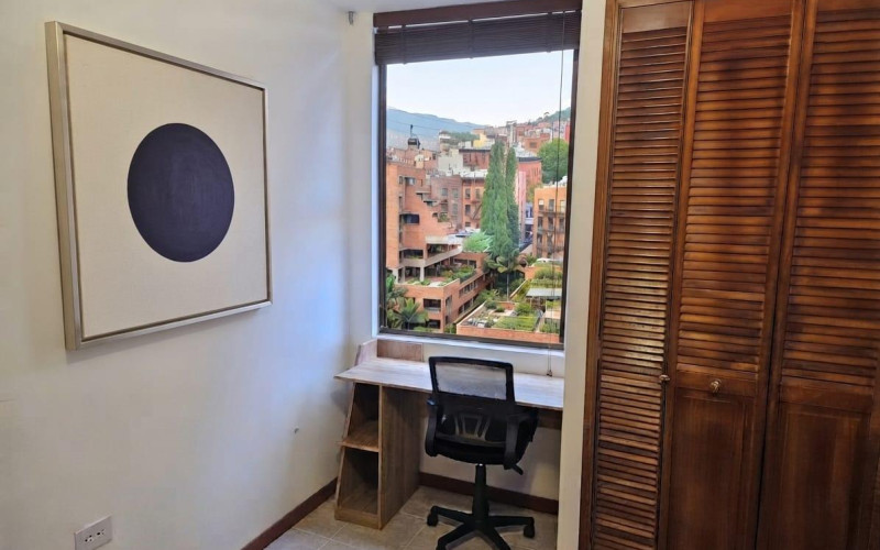 ¡Apartamento amoblado en Laureles con balcón y vista panorámica!  ARRIENDO $4.500.000 – ADMINISTRACIÓN INCLUIDA