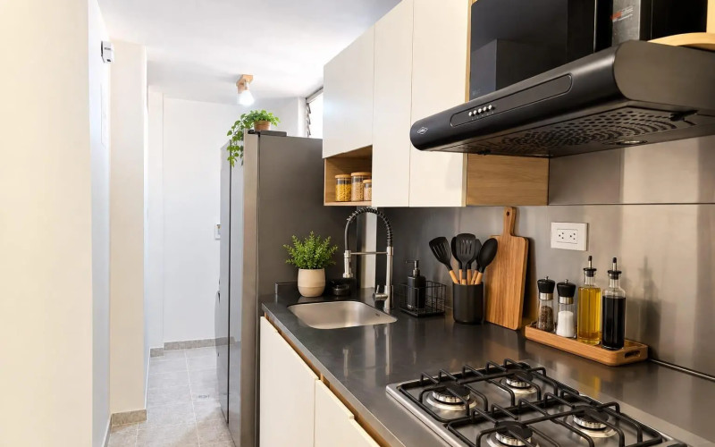 ¡Apartamento amoblado en Laureles con balcón y vista panorámica!  ARRIENDO $4.500.000 – ADMINISTRACIÓN INCLUIDA