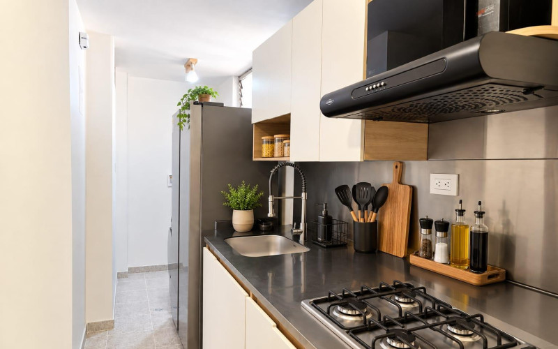 ¡Apartamento amoblado en Laureles con balcón y vista panorámica!  ARRIENDO $4.500.000 – ADMINISTRACIÓN INCLUIDA