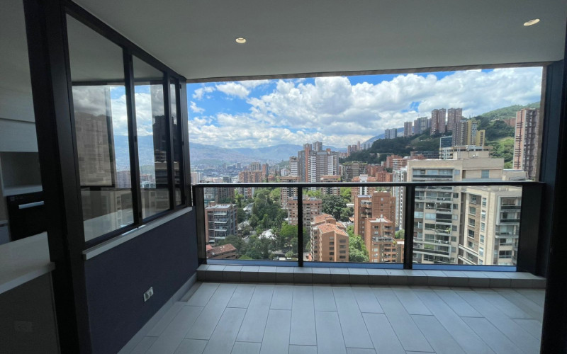 For Rent Elegant Top-Floor Apartment with Panoramic Views for Rent in Lalinde, El Poblado