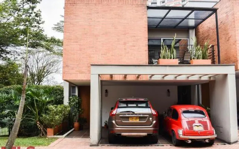 Casa en Medellín en Altos del Poblado