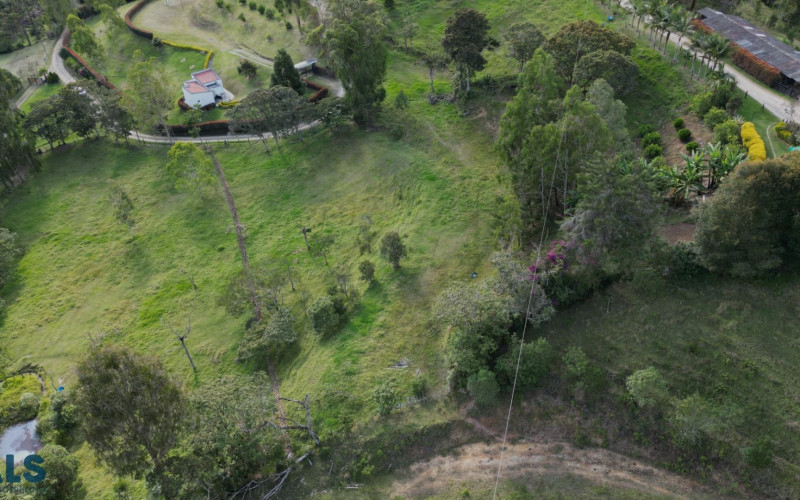 Lote Residencial en El Retiro en V. Lejos del Nido