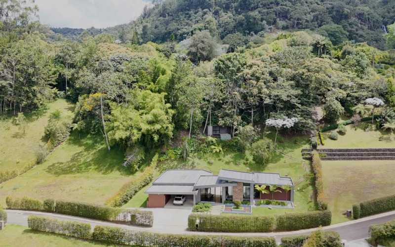 Casa en El Retiro en Corredor Don Diego