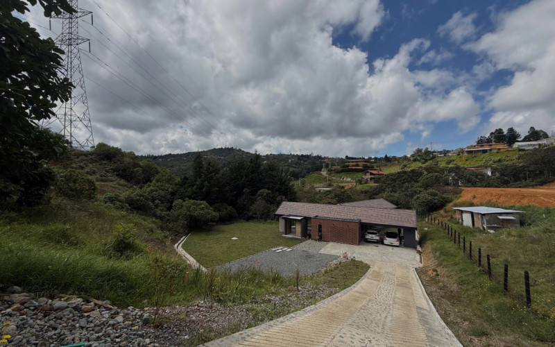Casa en Santa Elena en barro blanco